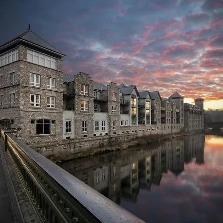 Luxury Riverside In Apartment