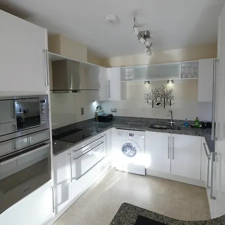 Luxury Riverside In Apartment *